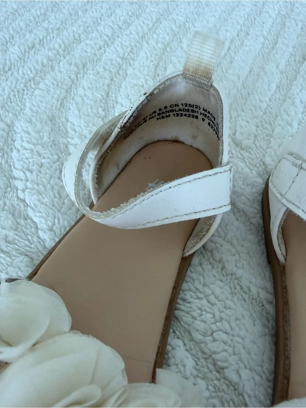 H&M Kids Floral Strap Sandals in Cream - pre loved- 20-21